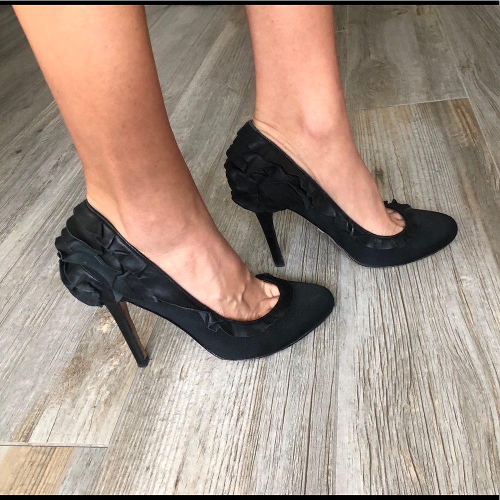 Badgley Mischka Black Leather Ruffle Pumps Sz 8.5